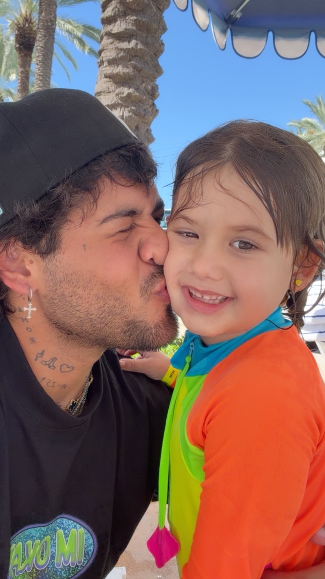 Zé Felipe também aproveitou o dia na praia ao lado da filha mais velha, Maria Alice, durante o passeio em família — Foto: Reprodução/Instagram