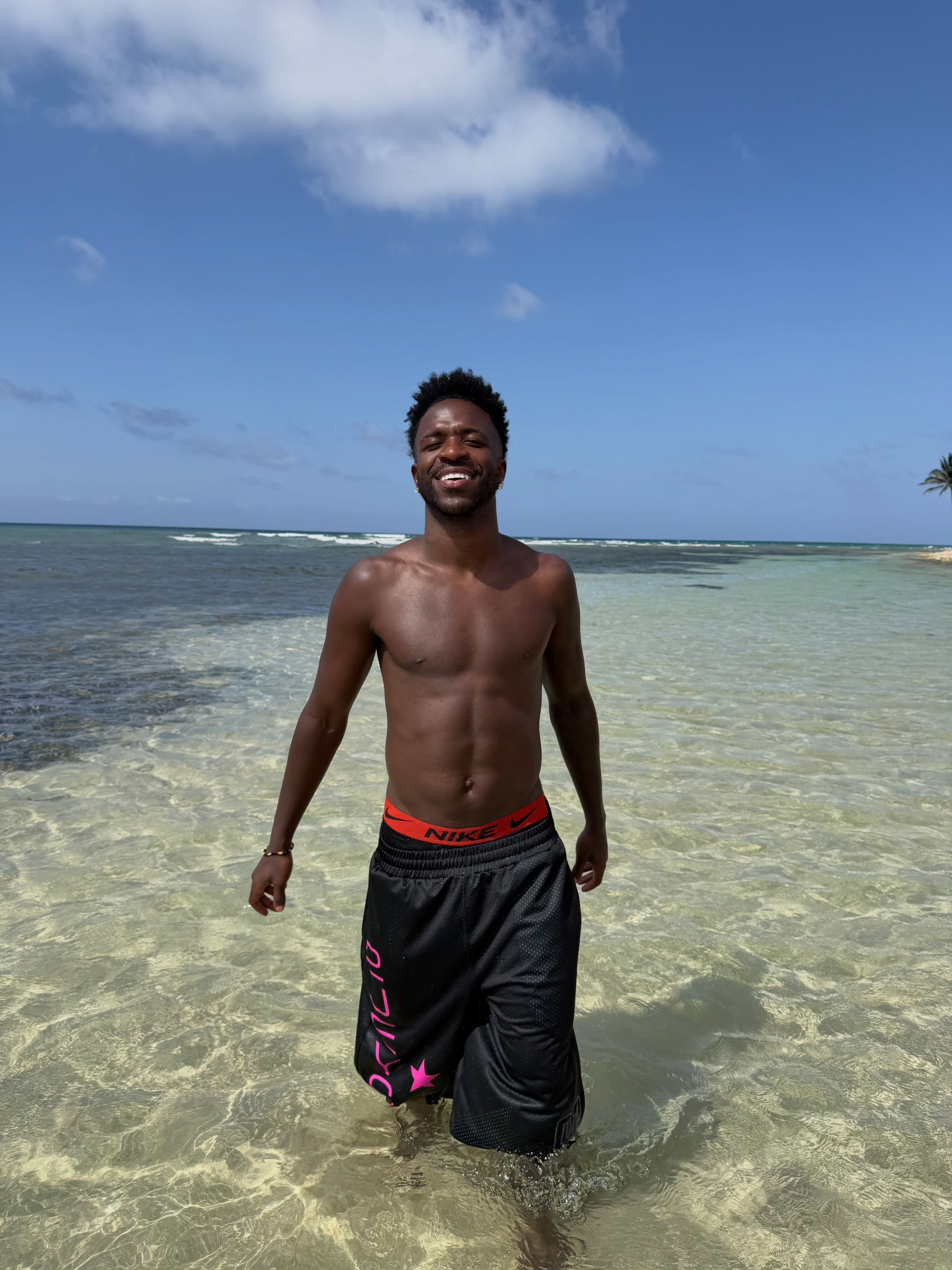 Vini Jr. apareceu anteriormente usando a bermuda preta com detalhes em rosa que chamou a atenção dos seguidores após publicação de Virginia Fonseca — Foto: Reprodução/Instagram
