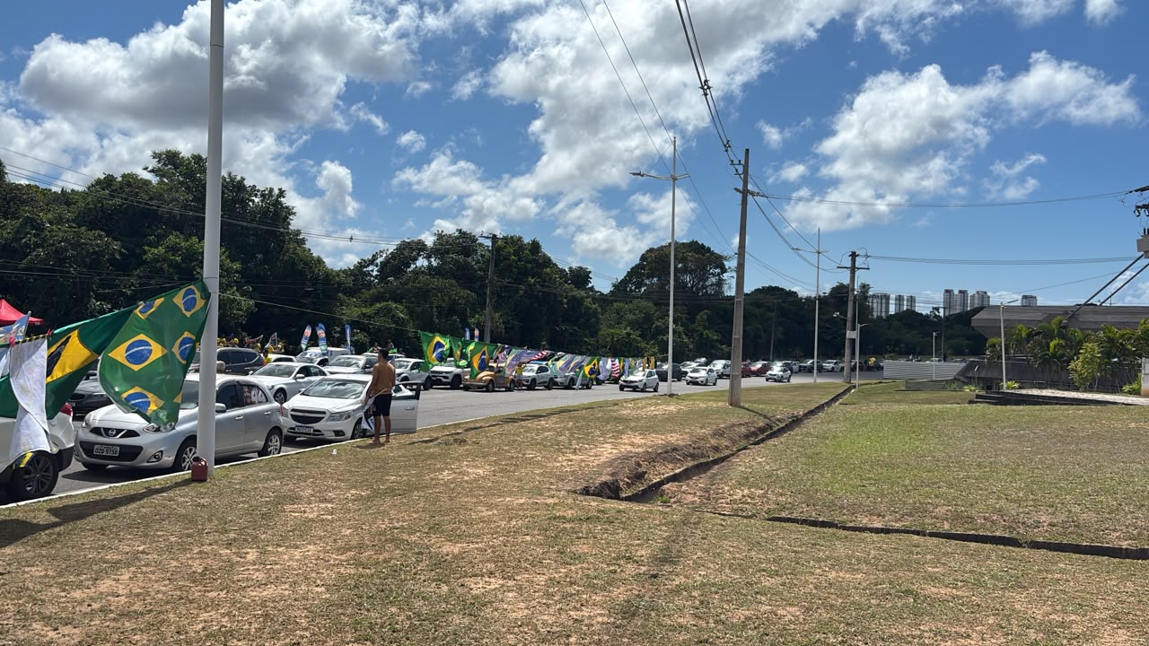 Apoiadores de Bolsonaro se reúnem em Salvador durante carreata do vice de Flávio Bolsonaro. (Foto: Luiz Guilherme / BNews)
