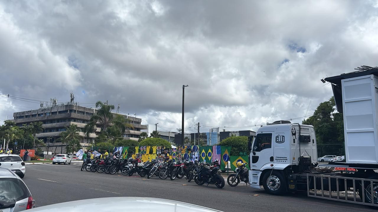 Apoiadores de Bolsonaro se reúnem em Salvador durante carreata do vice de Flávio Bolsonaro. (Foto: Luiz Guilherme / BNews)