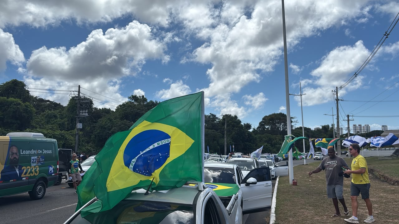 Apoiadores de Bolsonaro se reúnem em Salvador durante carreata do vice de Flávio Bolsonaro. (Foto: Luiz Guilherme / BNews)