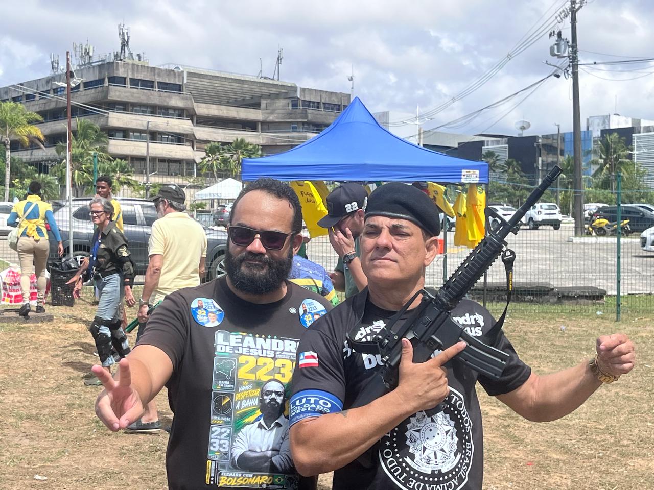 Apoiadores de Bolsonaro se reúnem em Salvador durante carreata do vice de Flávio Bolsonaro. (Foto: Yuri Pastori / BNews)