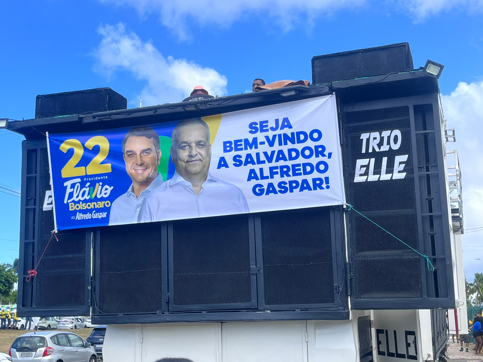 Apoiadores de Bolsonaro se reúnem em Salvador durante carreata do vice de Flávio Bolsonaro. (Foto: Yuri Pastori / BNews)