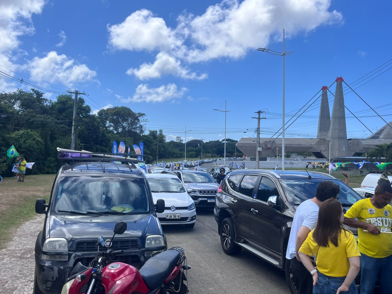Apoiadores de Bolsonaro se reúnem em Salvador durante carreata do vice de Flávio Bolsonaro. (Foto: Yuri Pastori / BNews)