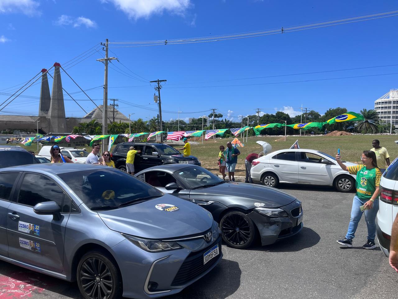 Apoiadores de Bolsonaro se reúnem em Salvador durante carreata do vice de Flávio Bolsonaro. (Foto: Yuri Pastori / BNews)