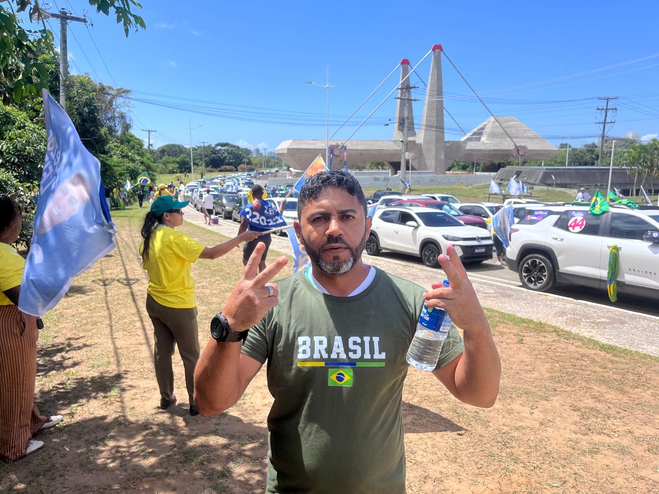 Apoiadores de Bolsonaro se reúnem em Salvador durante carreata do vice de Flávio Bolsonaro. (Foto: Yuri Pastori / BNews)