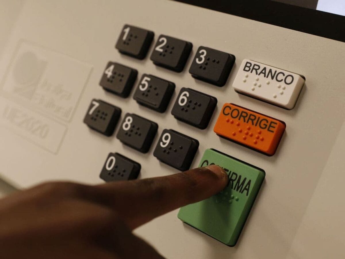 Urnas eletrônicas são abertas na Europa e votação inicia no Velho Continente