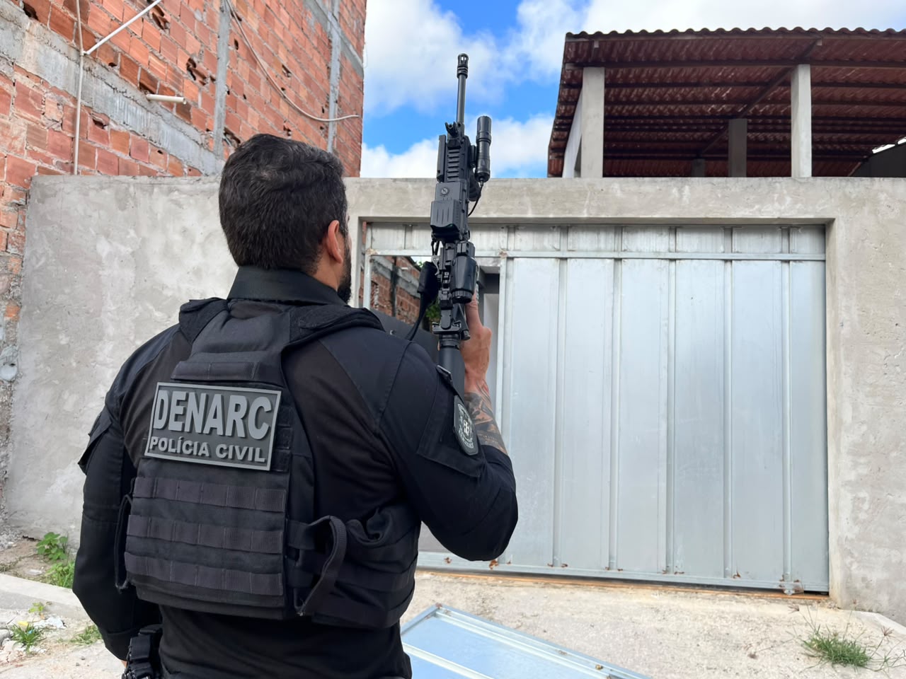 Polícia alcança nove suspeitos de integrar esquema de distribuição de drogas na Bahia; vídeo mostra entrada em apartamento