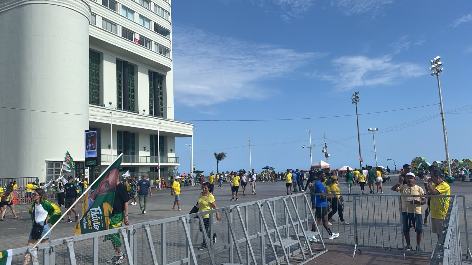 Apoiadores de Flávio Bolsonaro chegam ao Farol da Barra. (Foto: Héber Araújo / BNews)