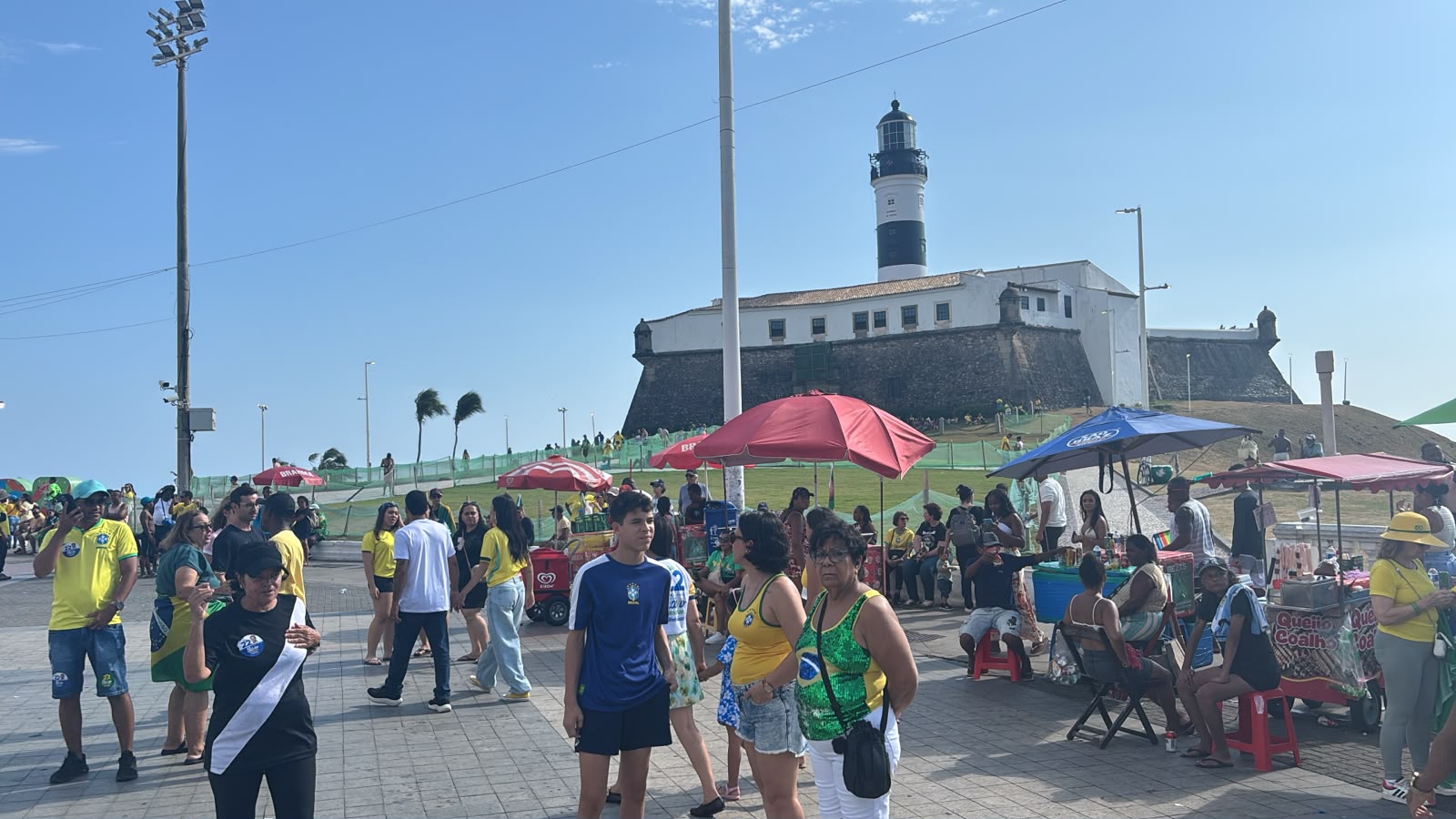 Apoiadores de Flávio Bolsonaro chegam ao Farol da Barra. (Foto: Héber Araújo / BNews)