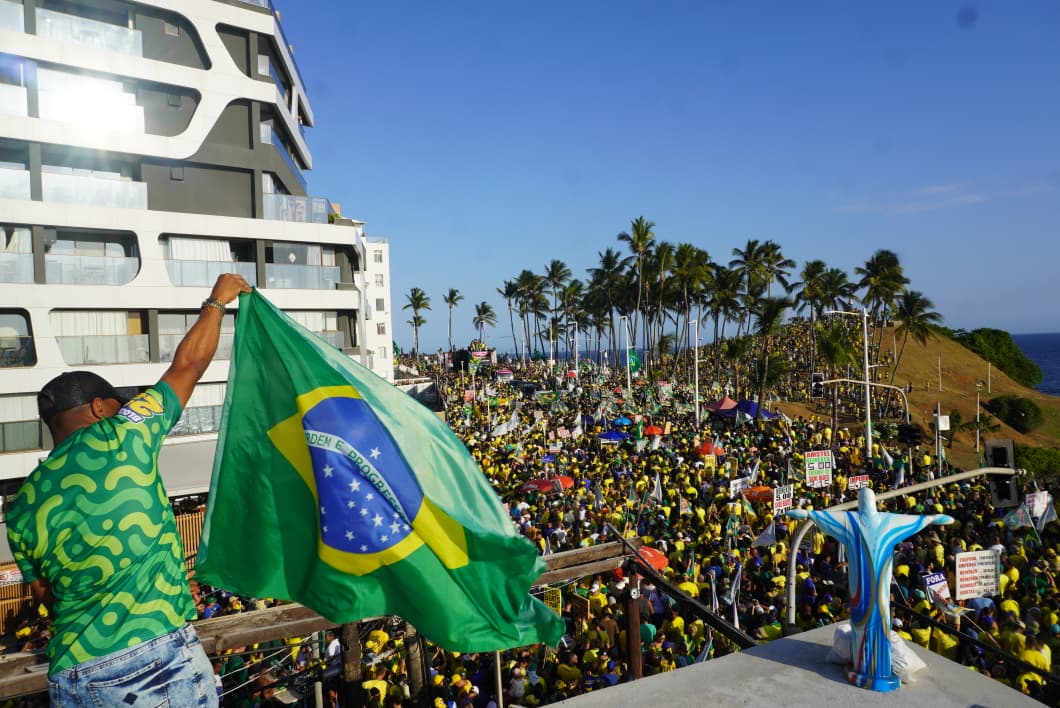 Apoiadores de Flávio Bolsonaro ocupam Morro do Cristo, em Salvador. (Foto: Devid Santana / BNews)