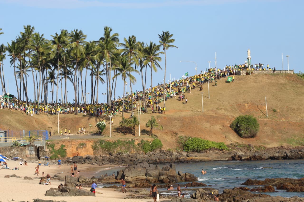 Apoiadores de Flávio Bolsonaro ocupam Morro do Cristo, em Salvador. (Foto: Devid Santana / BNews)