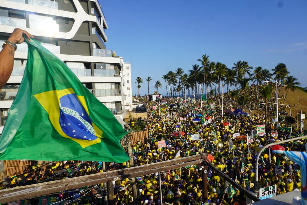 Apoiadores de Flávio Bolsonaro ocupam Morro do Cristo, em Salvador. (Foto: Devid Santana / BNews)