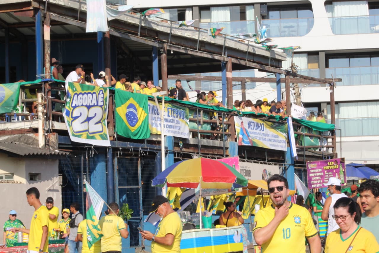 Apoiadores de Flávio Bolsonaro ocupam Morro do Cristo, em Salvador. (Foto: Devid Santana / BNews)
