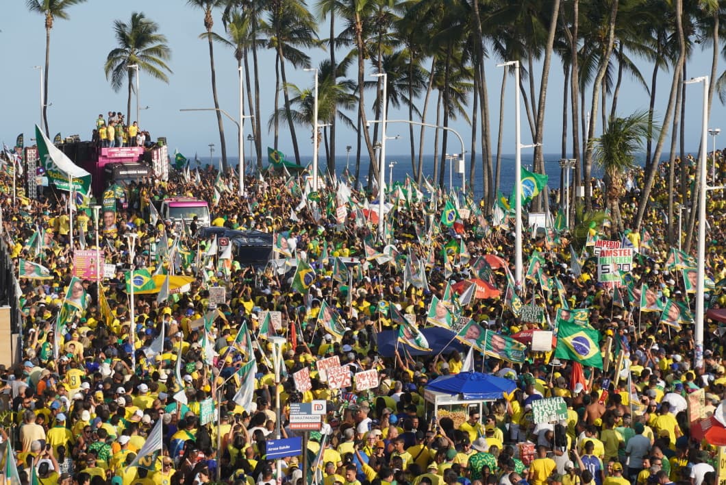 Apoiadores de Flávio Bolsonaro ocupam Morro do Cristo, em Salvador. (Foto: Devid Santana / BNews)