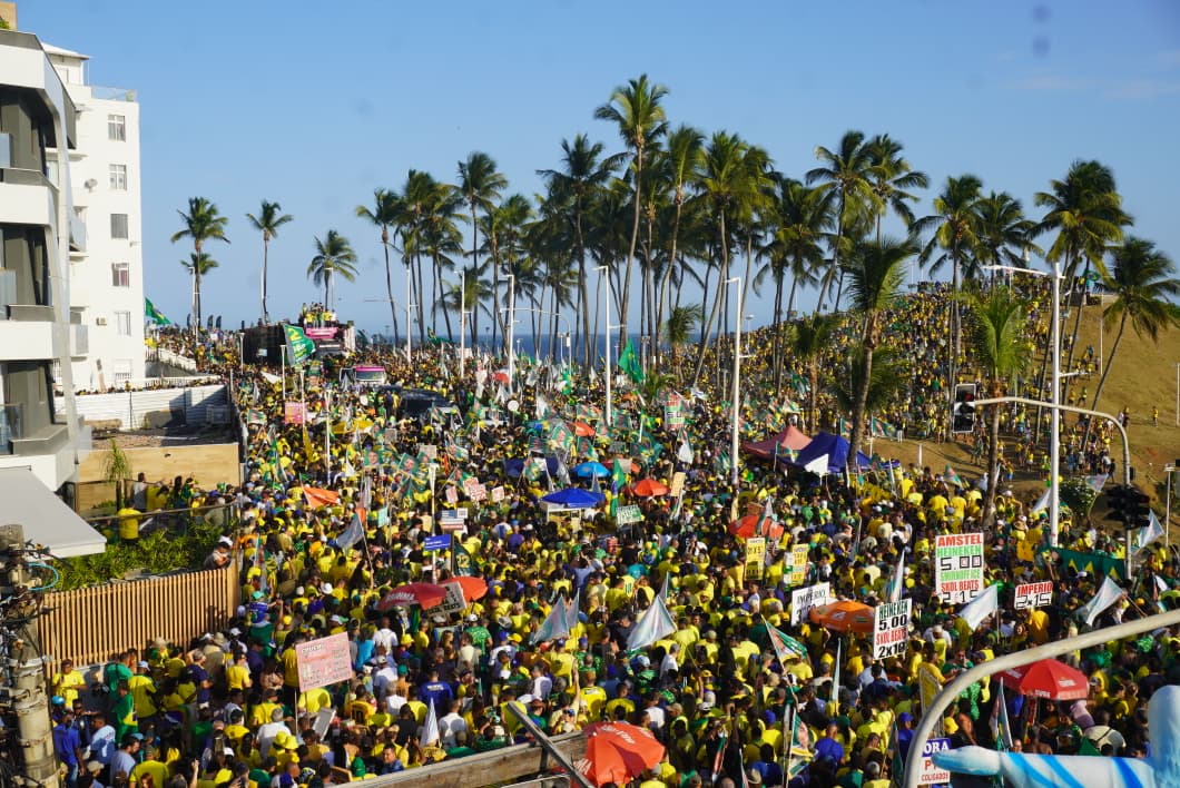 Apoiadores de Flávio Bolsonaro ocupam Morro do Cristo, em Salvador. (Foto: Devid Santana / BNews)