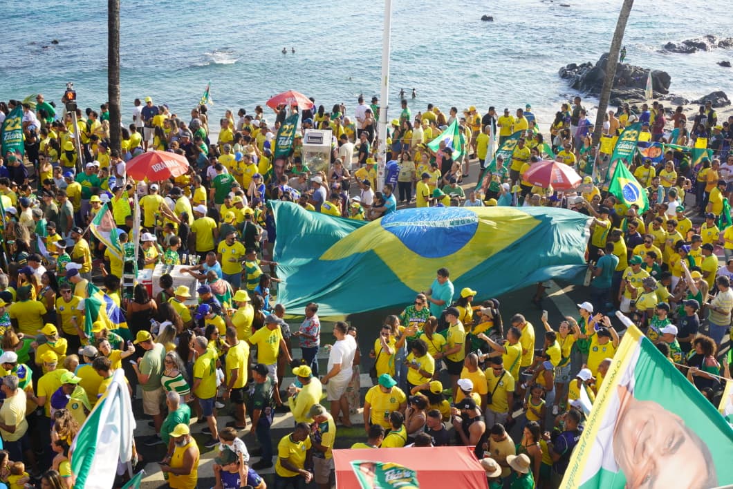Apoiadores de Flávio Bolsonaro ocupam Morro do Cristo, em Salvador. (Foto: Devid Santana / BNews)