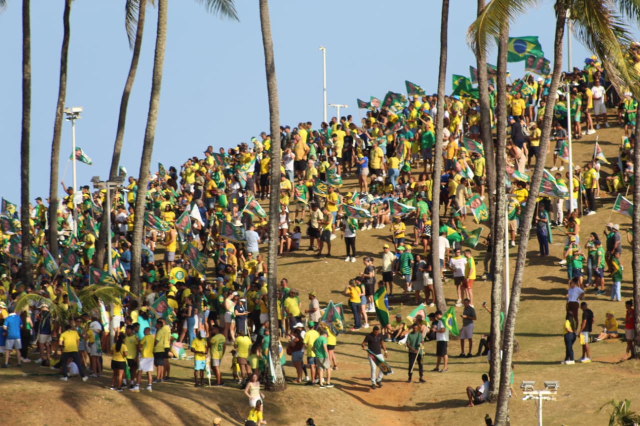 Apoiadores de Flávio Bolsonaro ocupam Morro do Cristo, em Salvador. (Foto: Devid Santana / BNews)