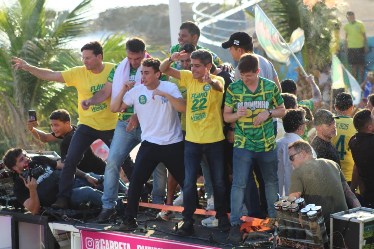 Apoiadores de Flávio Bolsonaro ocupam Morro do Cristo, em Salvador. (Foto: Devid Santana / BNews)