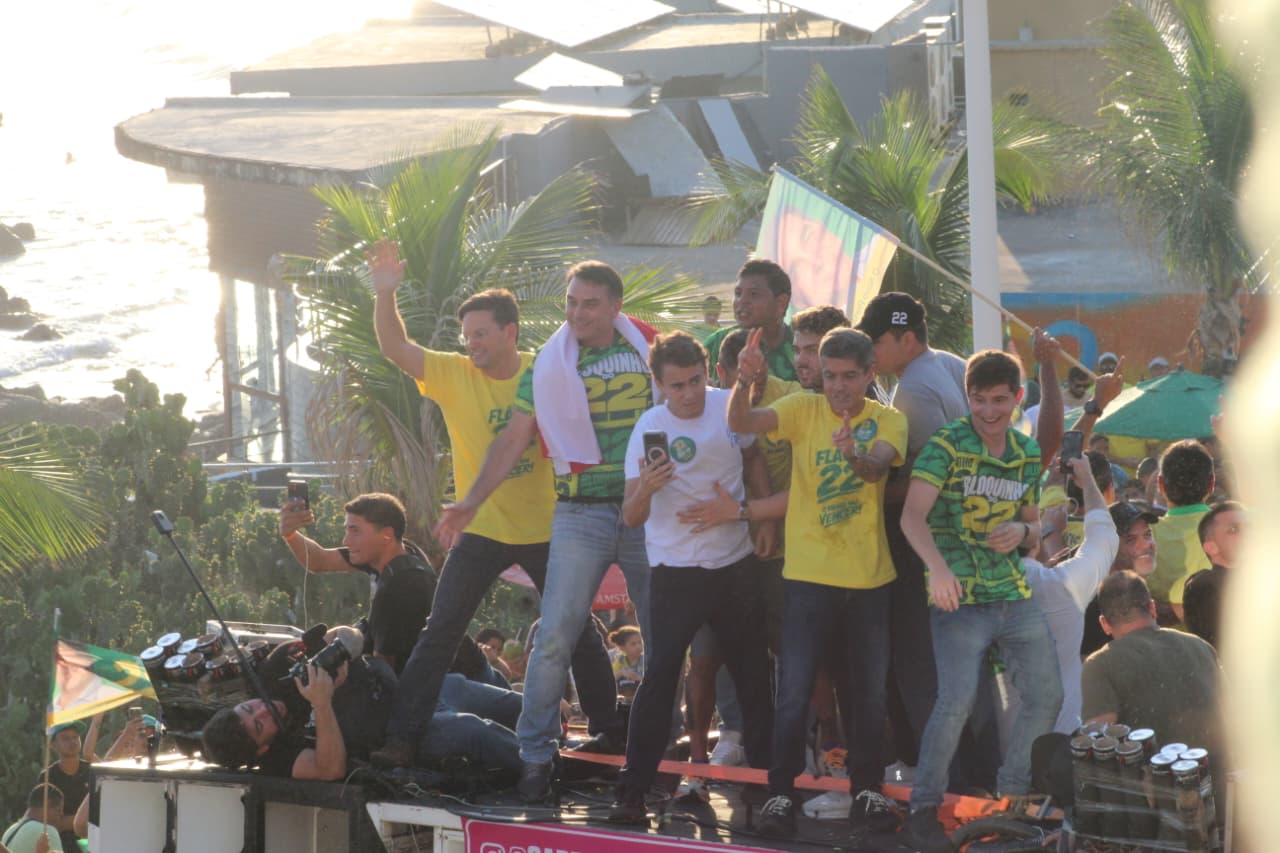 Apoiadores de Flávio Bolsonaro ocupam Morro do Cristo, em Salvador. (Foto: Devid Santana / BNews)