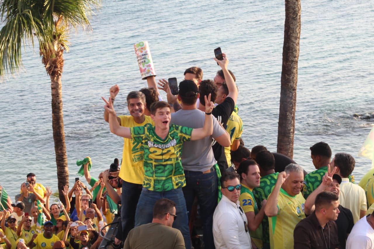 Apoiadores de Flávio Bolsonaro ocupam Morro do Cristo, em Salvador. (Foto: Devid Santana / BNews)
