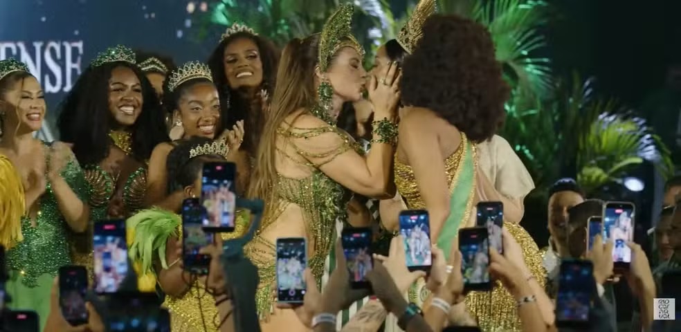 Paolla Oliveira dando selinho em Iza na coroação | YouTube