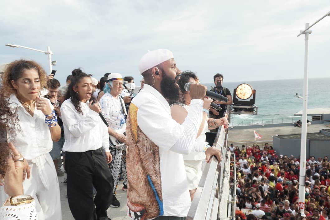 BaianaSystem levantou a multidão na Barra, em Salvador. (Foto: Devid Santana / BNews)