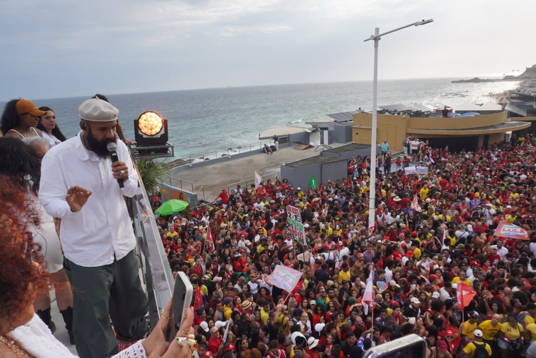 BaianaSystem levantou a multidão na Barra, em Salvador. (Foto: Devid Santana / BNews)