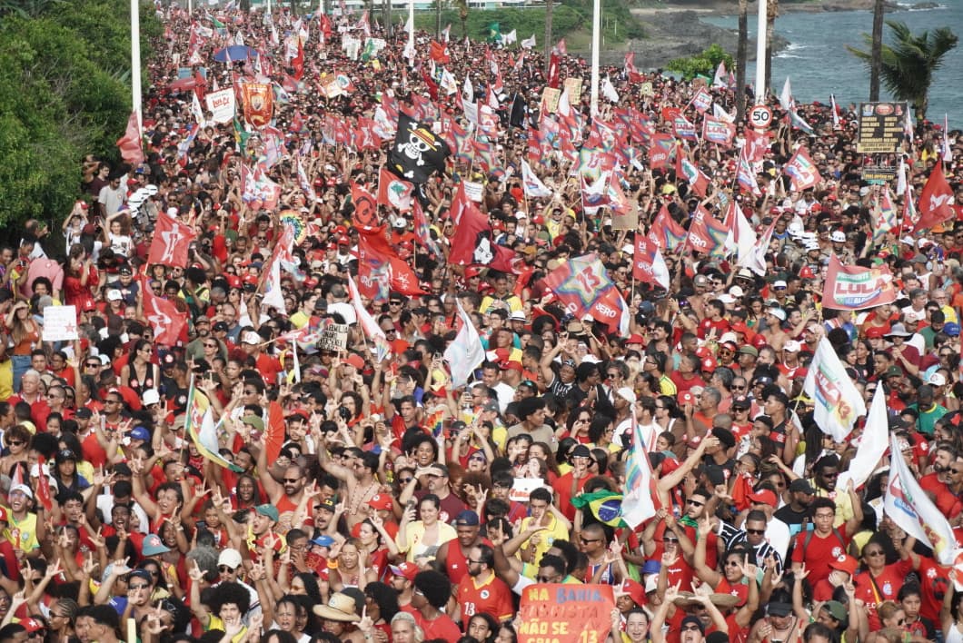 BaianaSystem levantou a multidão na Barra, em Salvador. (Foto: Devid Santana / BNews)