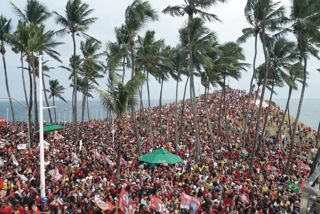 BaianaSystem levantou a multidão na Barra, em Salvador. (Foto: Devid Santana / BNews)