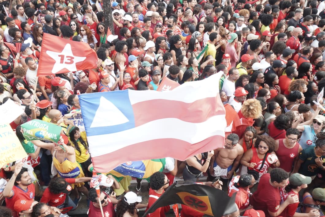 BaianaSystem levantou a multidão na Barra, em Salvador. (Foto: Devid Santana / BNews)