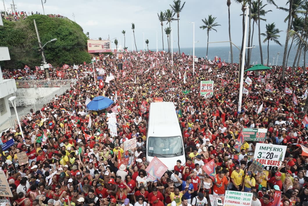 BaianaSystem levantou a multidão na Barra, em Salvador. (Foto: Devid Santana / BNews)
