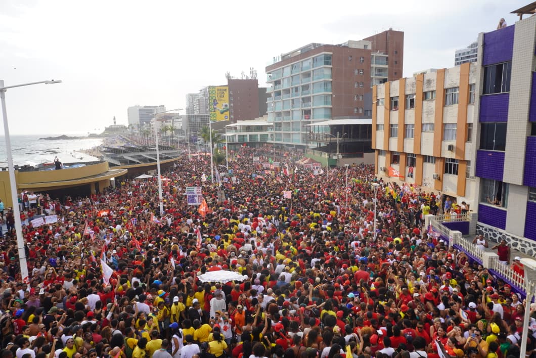 BaianaSystem levantou a multidão na Barra, em Salvador. (Foto: Devid Santana / BNews)