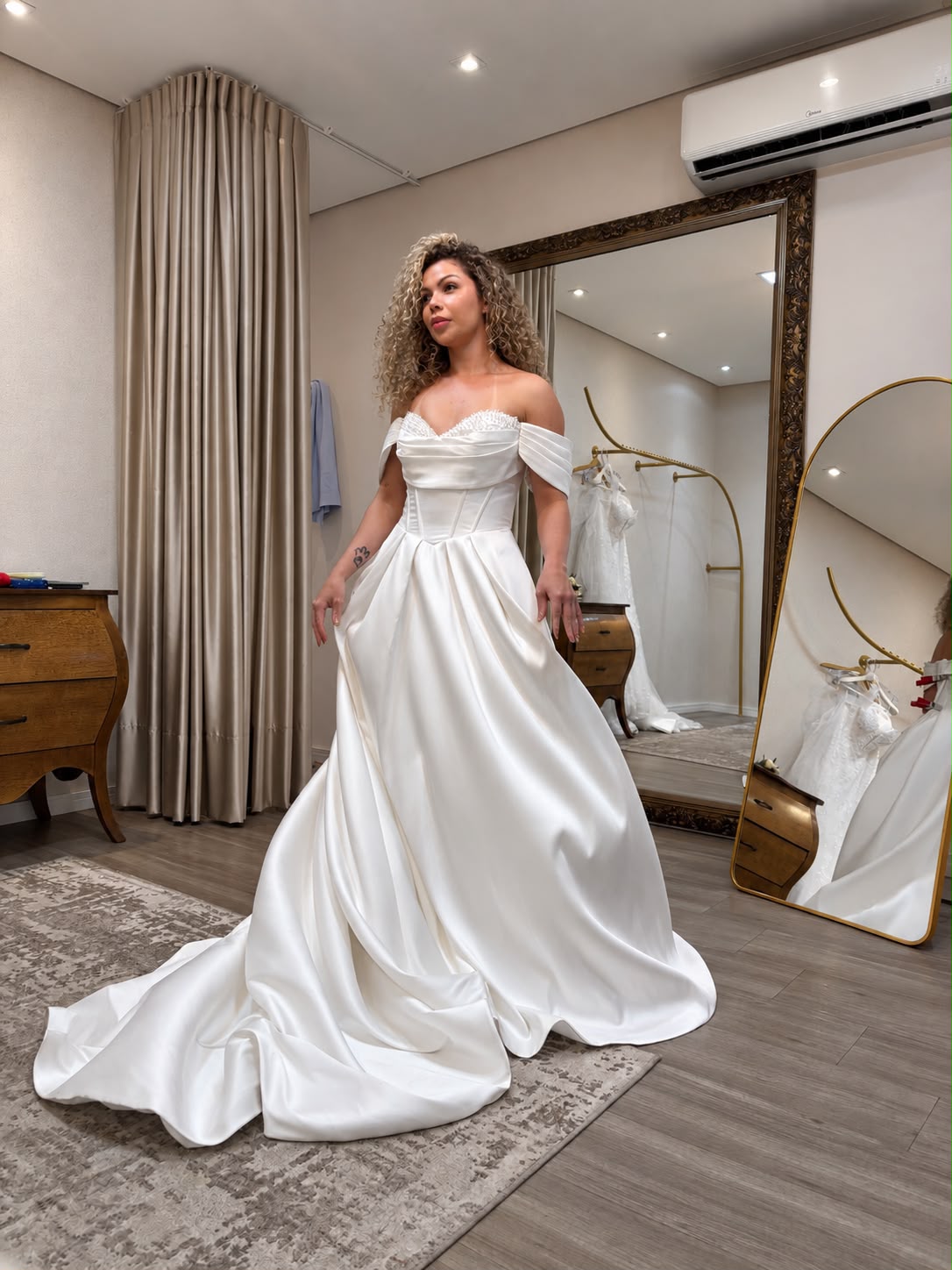 Barbeira que atende clientes nua compra vestido de noiva e procura pretendente. Foto: @danimotta__ | CO Assessoria