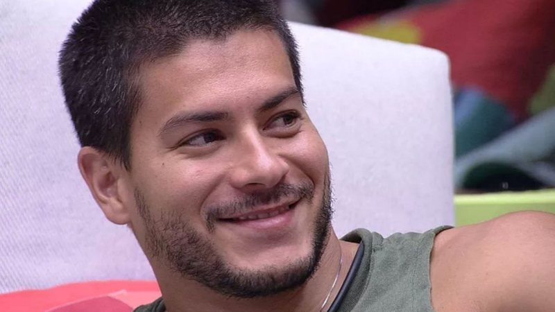 Arthur Aguiar é alvo de ação de despejo