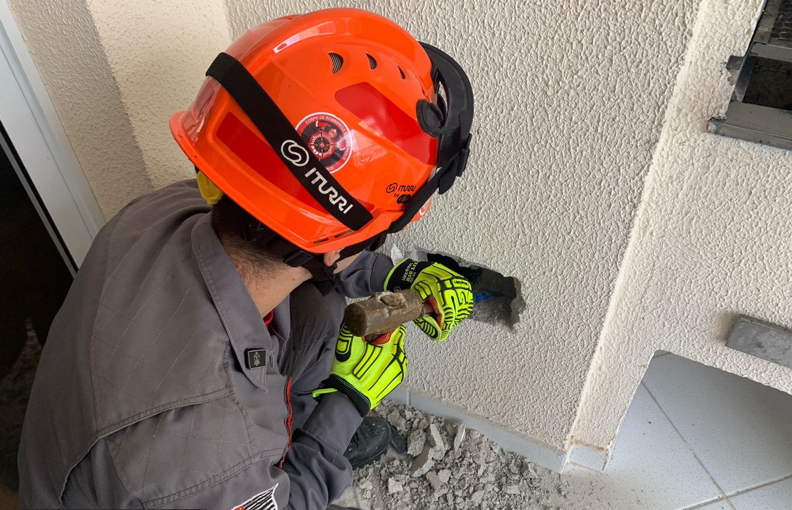 Gato entra em local inusitado e precisa de ajuda para voltar para casa; veja vídeo