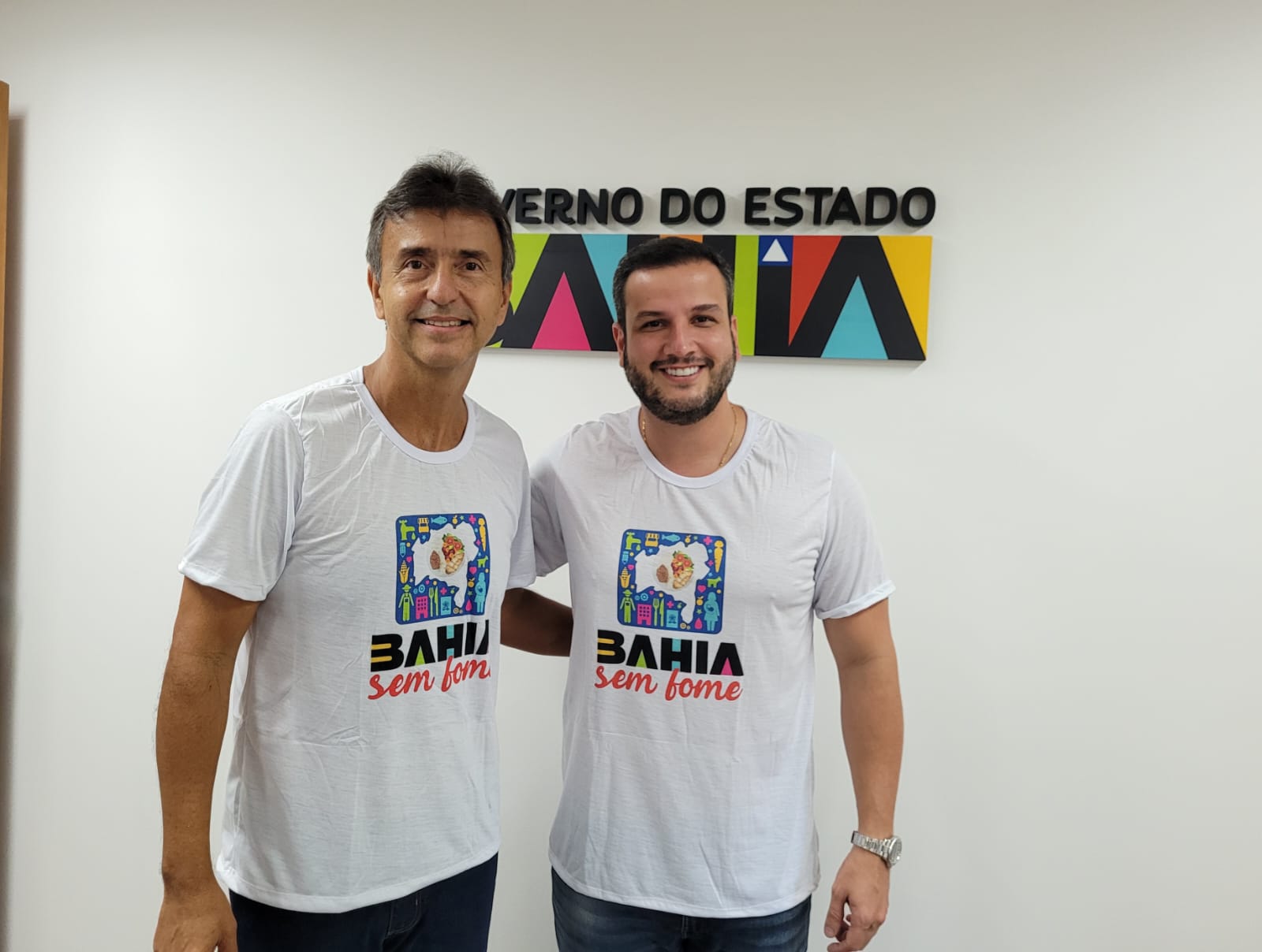 Rádio Piatã FM doa uma tonelada de alimentos para campanha do Bahia Sem