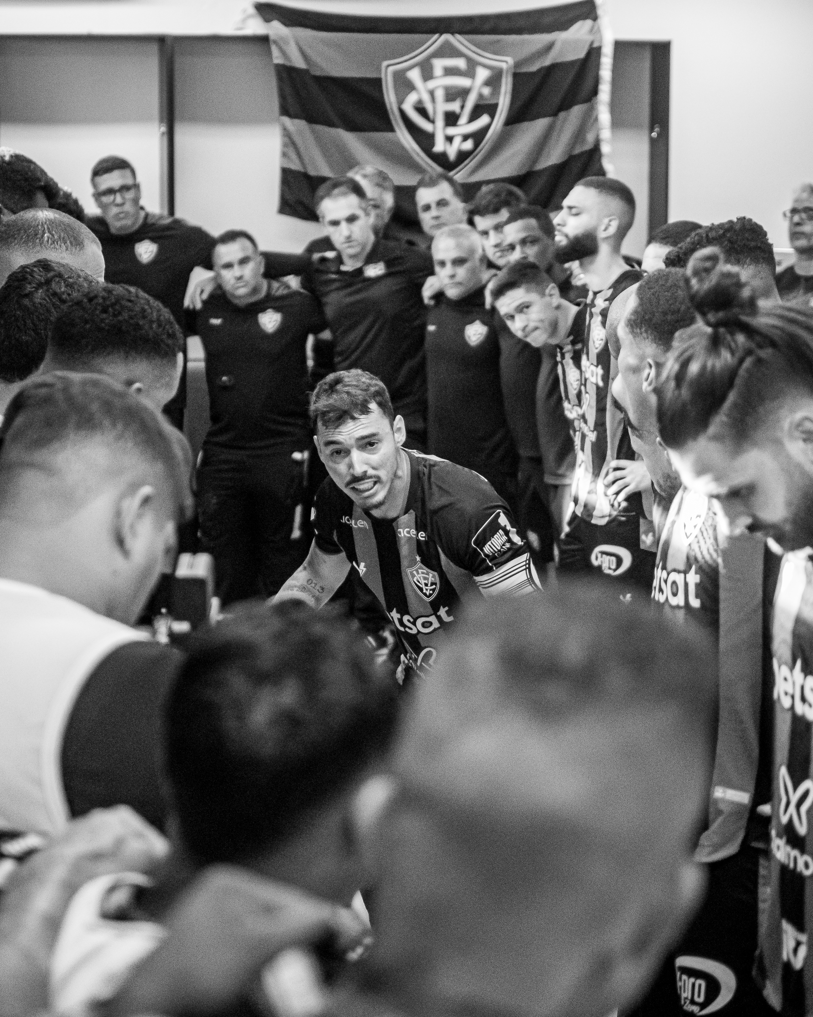 Foto em preto e branco da preleção do Vitória | Foto: Victor Ferreira / EC Vitória