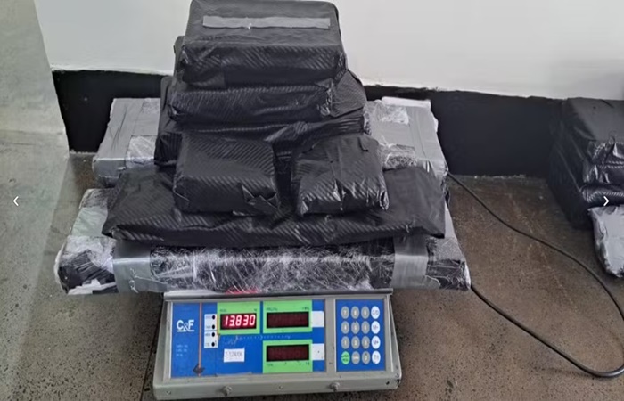Cerca de 28 kg de cocaína estavam em transportação por parte de um homem e de uma mulher