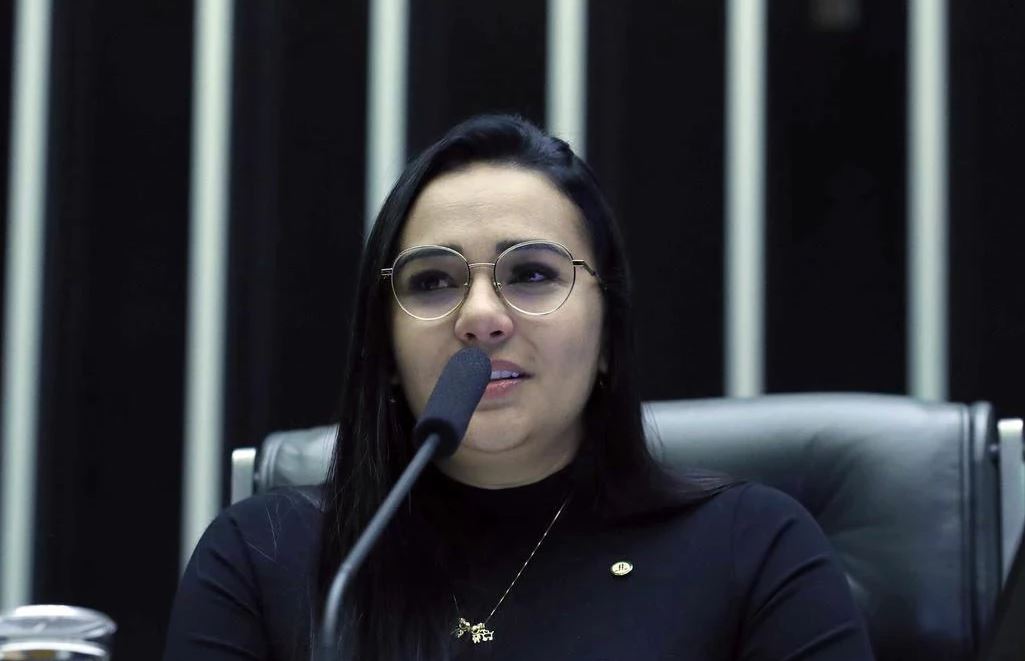 deputada encontra câmeras escondidas