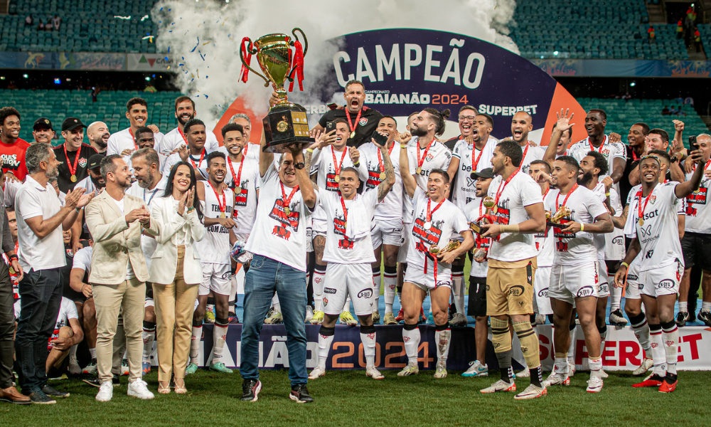 Vitória levantando a taça de Campeão Baiano 2024 na Fonte Nova