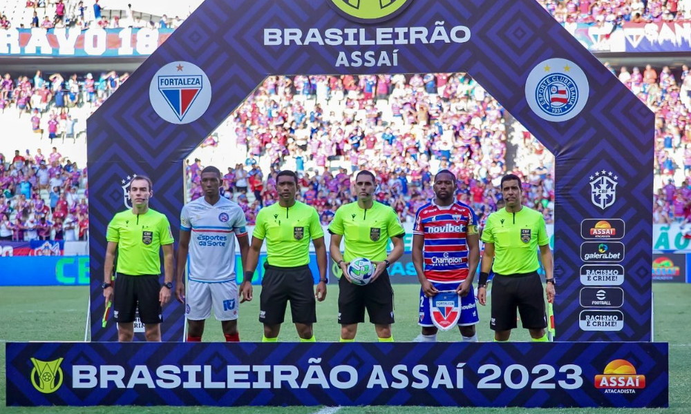Arbitro João Vitor Gobi (no centro) apitando um dos jogos do Bahia em 2023