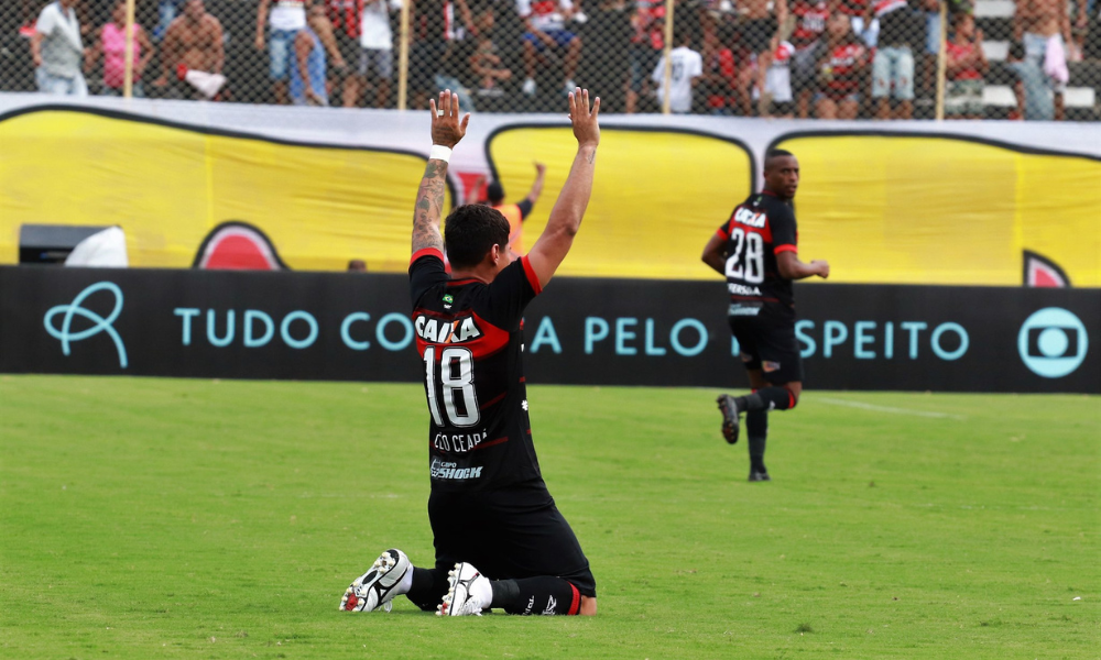 Léo Ceará comemorando um dos gols do Vitória no duelo