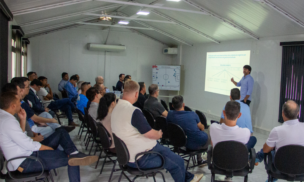 Guilherme Bellintani conversando com os Conselheiros do Londrina