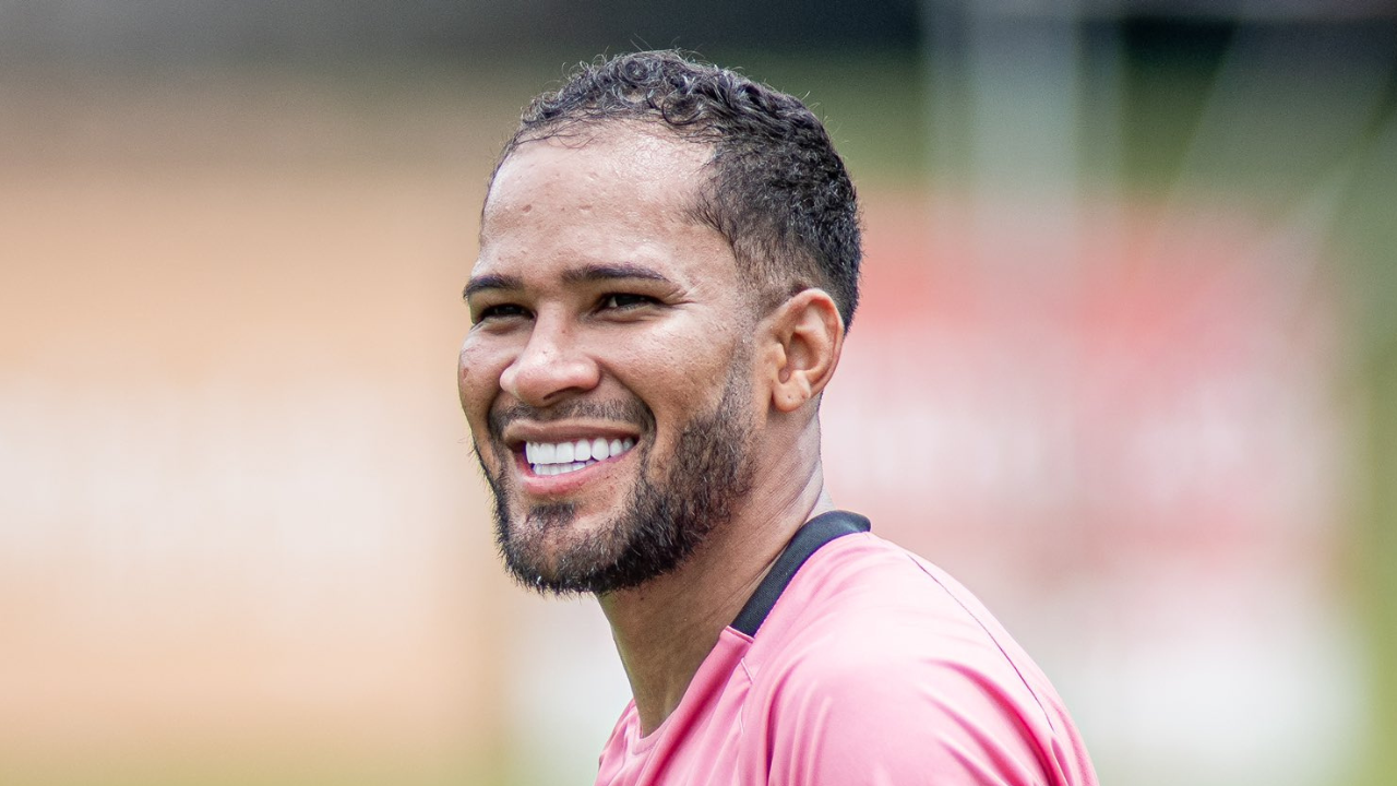 Atacante Everaldo em treinamento pelo Vitória