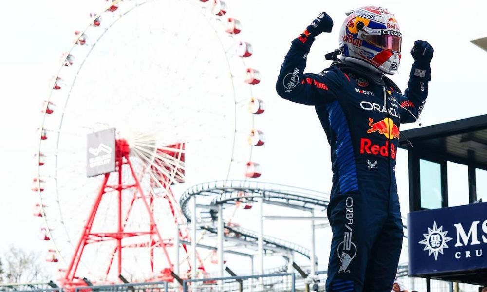 Foto do piloto da RedBull Racing (RBR), Max Verstappen, em cima do carro comemorando a vitória no Grande Prêmio de Suzuka, no Japão
