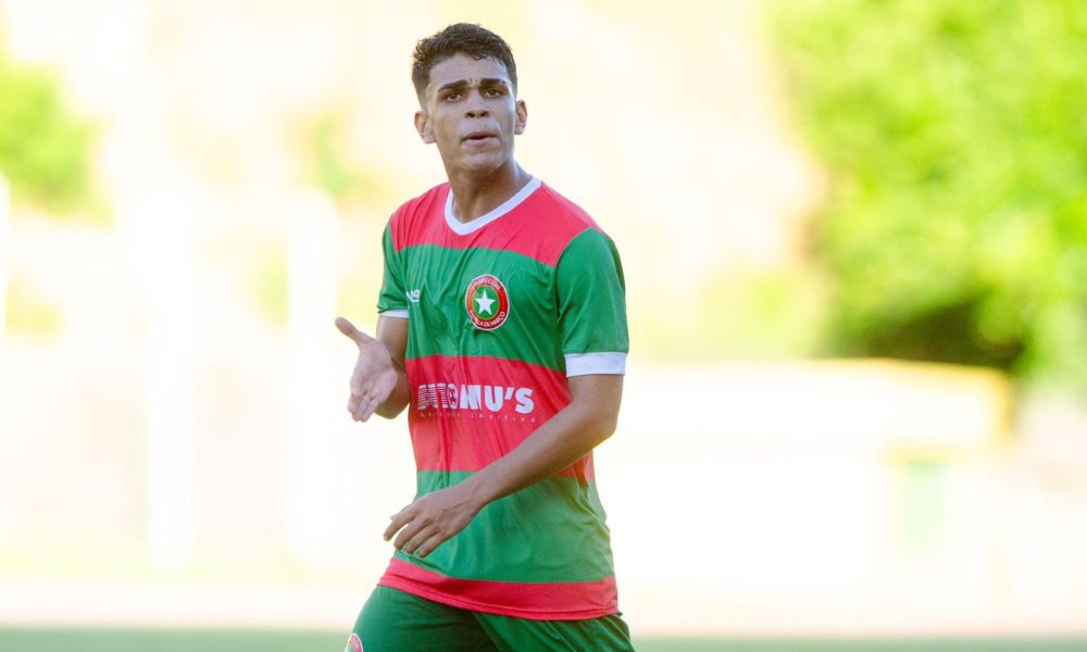 Imagem de um homem, usando uma camisa de futebol verde e vermelha