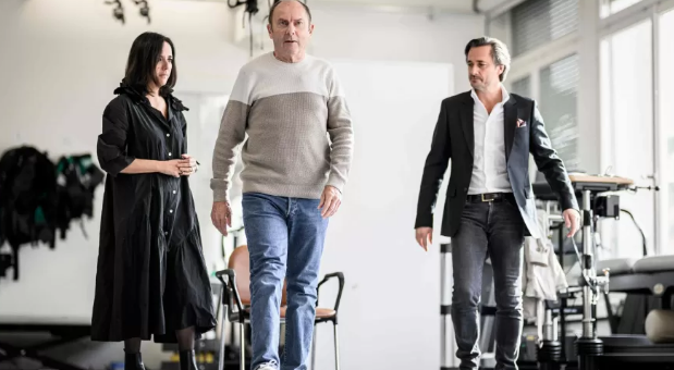 Marc andando ao lado dos pesquisadores