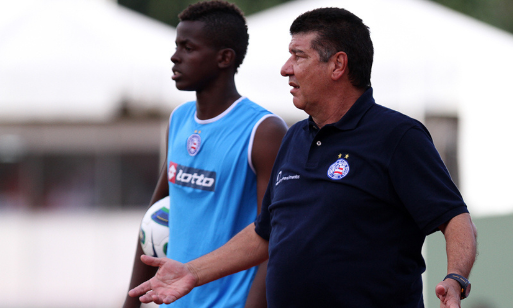 Joel Santana em ação pelo Bahia na temporada 2011, quem está de colete azul é o goleiro Caíque - que passou pelo Vitória - e foi base do tricolor