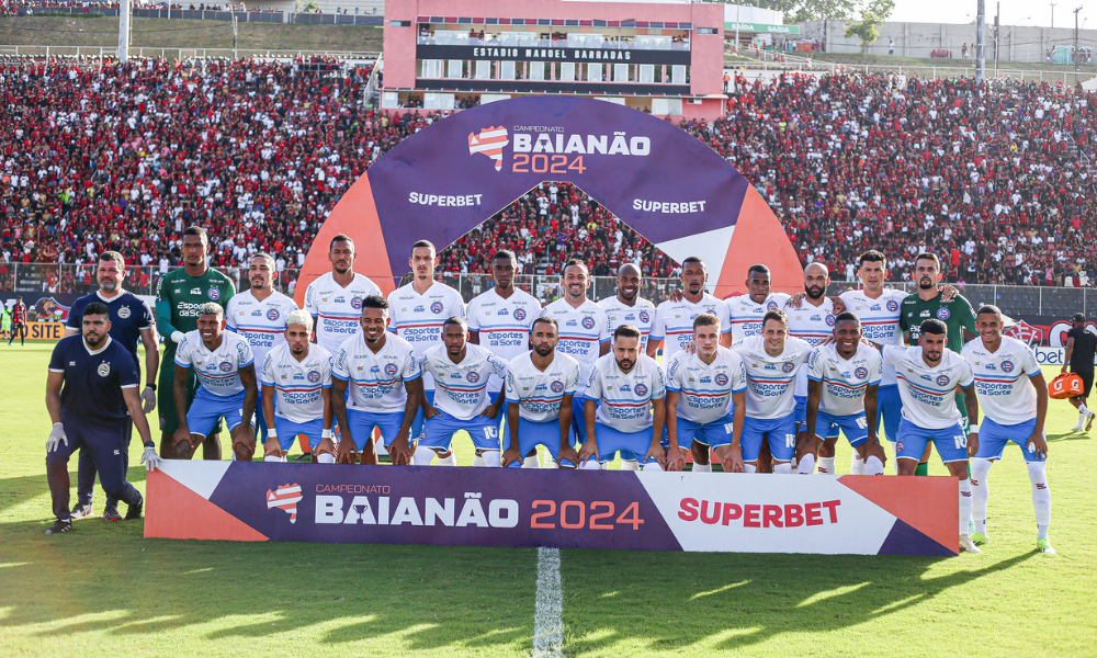 Elenco do Bahia 2024 pousando para foto da decisão do Baianão